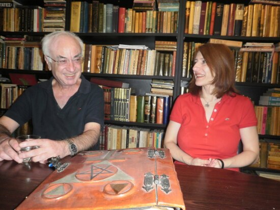 Ο Γιώργος Μπαλάνος με την διευθύντρια των εκδόσεων Locus 7, Χριστίνα Σαββανή