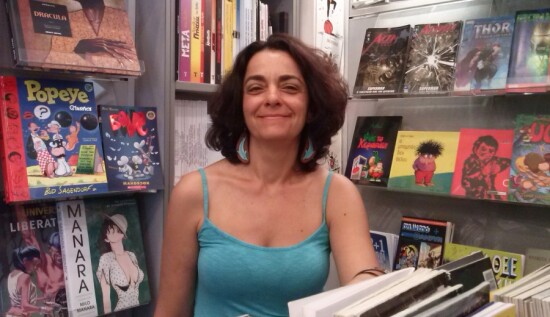 Η Δέσποινα Παπαδοπούλου μπροστά από τα ράφια του Solaris (2013)