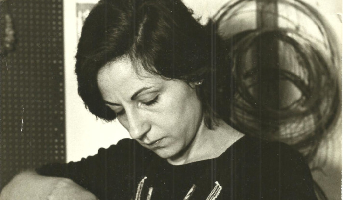 H Γιώτα Καλλιακμάνη στο εργαστήριό της (1977) 